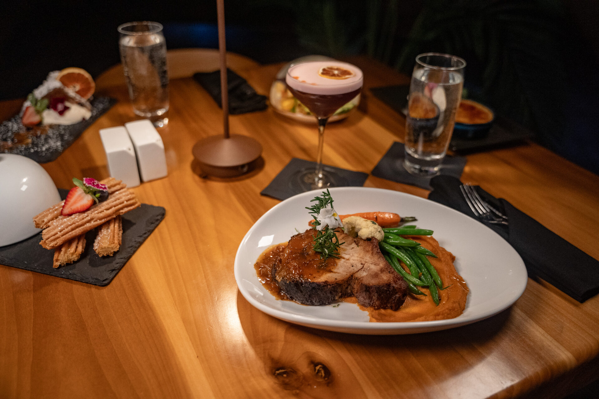 black prong whiskey bar and grill dining